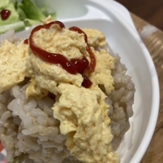 トマトケチャップの子どもトマトひき肉オムライス